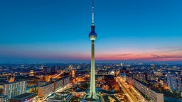 Die Skyline von Berlin mit dem Fernsehturm nach Sonnenuntergang