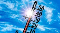 Ein Thermometer vor hochstehender Sonne zeigt 40 Grad Celsius