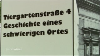 Die Schautafel am Gedenk- und Informationsort in der Tiergartenstraße 4 in Berlin.