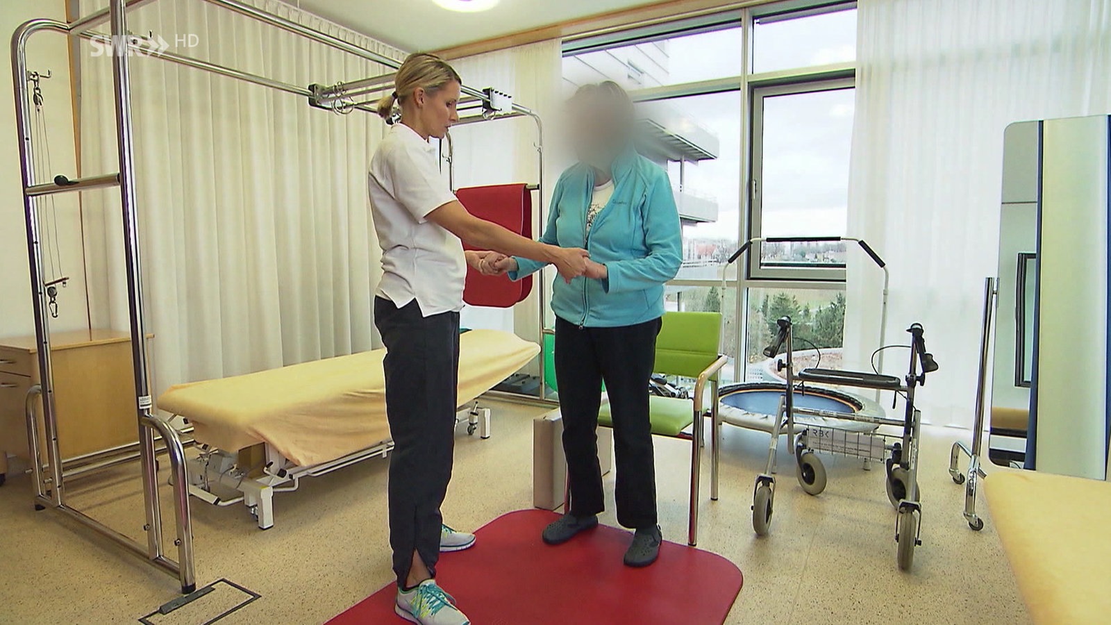 Physiotherapeutin mit älterer Patientin in einer geriatrischen Reha-Klinik.