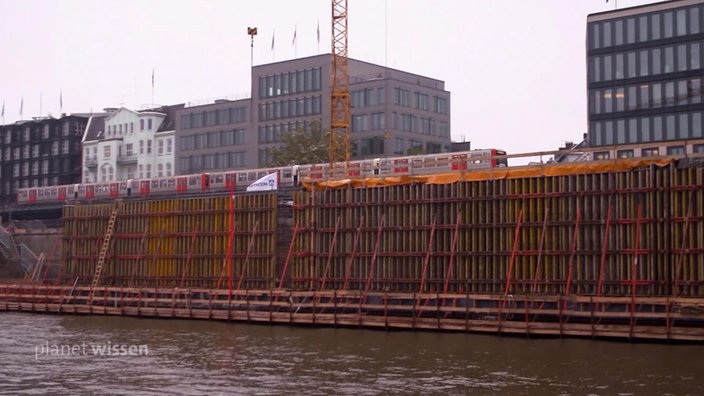 Gerüst an einer Kaimauer im Hamburger Hafen.