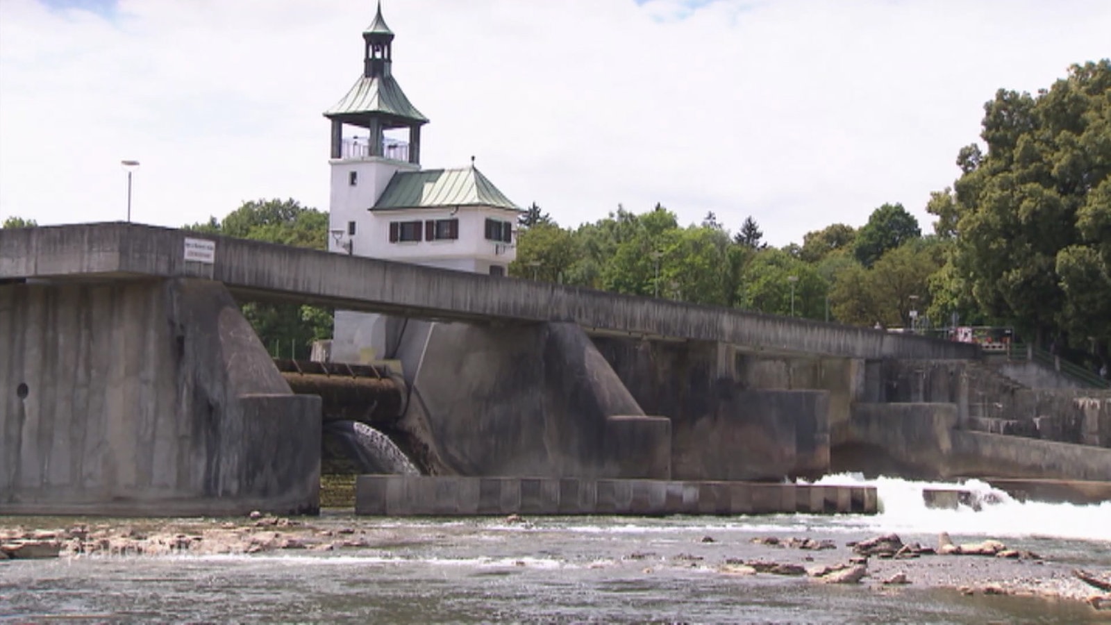 Blick auf das Wehr eines Wasserkraftwerks.