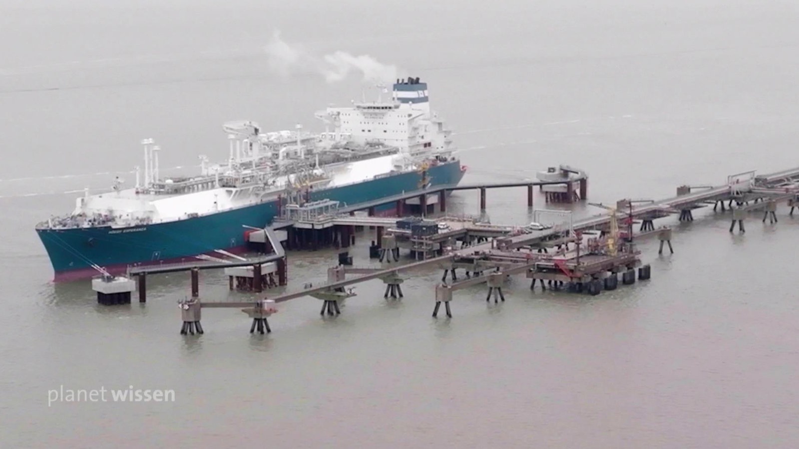 Ein riesiger Tanker mit Flüssigerdgas (LNG) am LNG-Terminal in Wilhelmshaven.