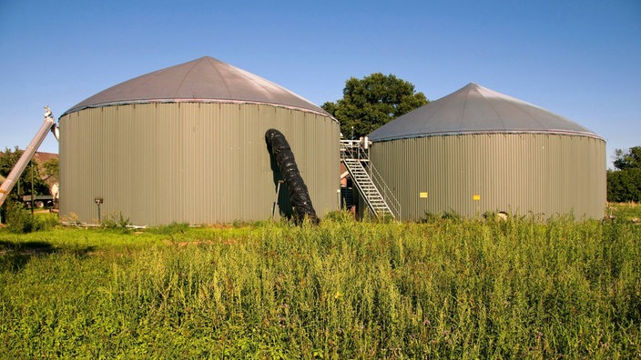 Biogasanlage mit zwei Gärtürmen auf einem Bauernhof