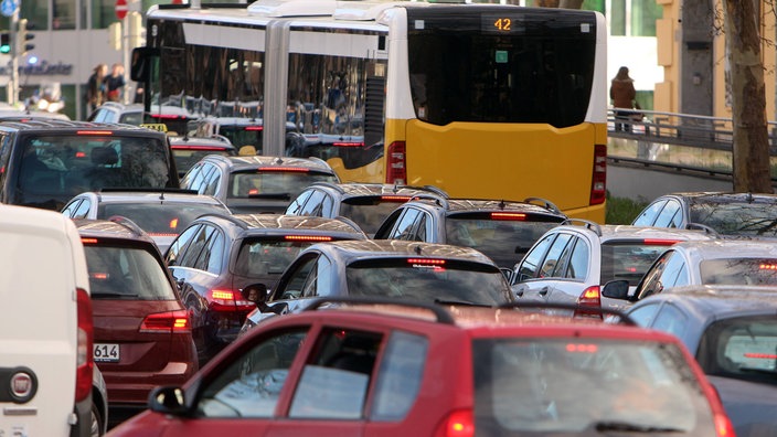 Verkehr einer überfüllten Innenstadt.