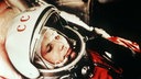 Der sowjetische Kosmonaut (Astronaut) Juri Gagarin im Raumanzug kurz vor seinem Start am 12.4.1961 zum ersten bemannten Weltraumflug