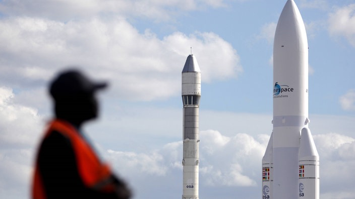 Ariane 1 und Ariane 5 werden nebeneinander im Musee de L'Air at Le Bourget in Frankreich ausgestellt.