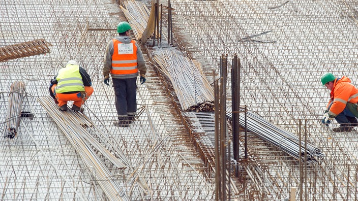 Bauarbeiter beim Flechten von Eisenmatten