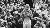 Frau tanzt auf dem Woodstock-Festival 1969